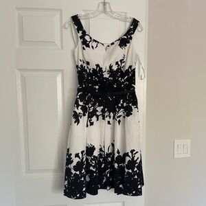 White House Black Market White & Black Floral Fit And Flare Dress Size 6